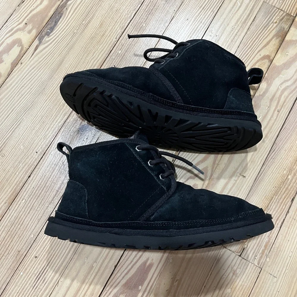 UGG Neumel Chukka Boots Mens 9 Black Suede Lace Up Sheepskin Lined 3236 comfort